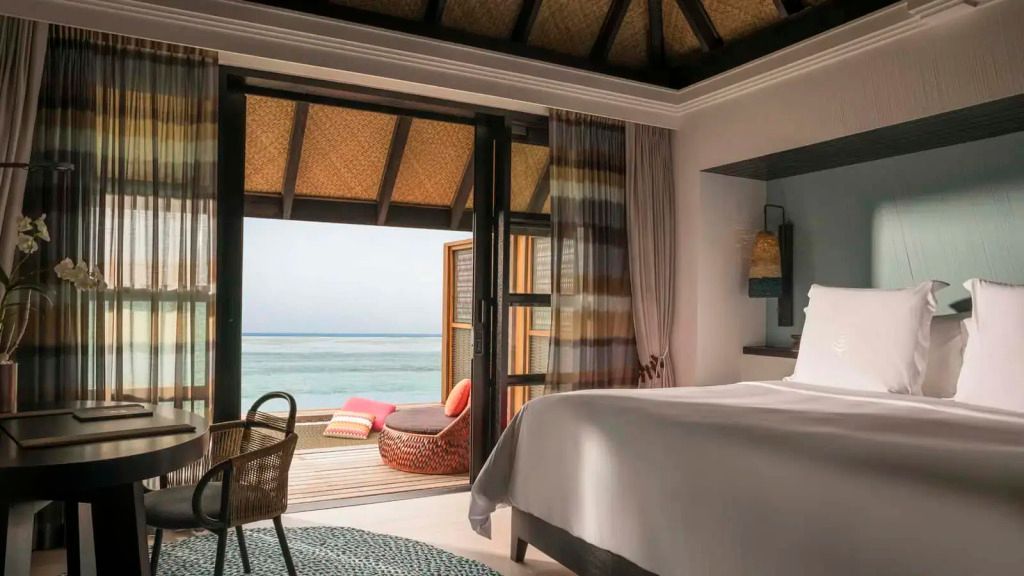 Zimmer mit Blick auf das Meer und Terrasse mit Liegen im Four Seasons Resort.