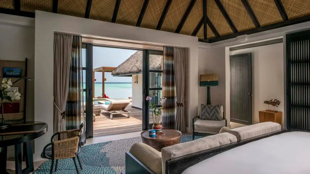 Elegantes Schlafzimmer mit direktem Zugang zur Terrasse und Meerblick.