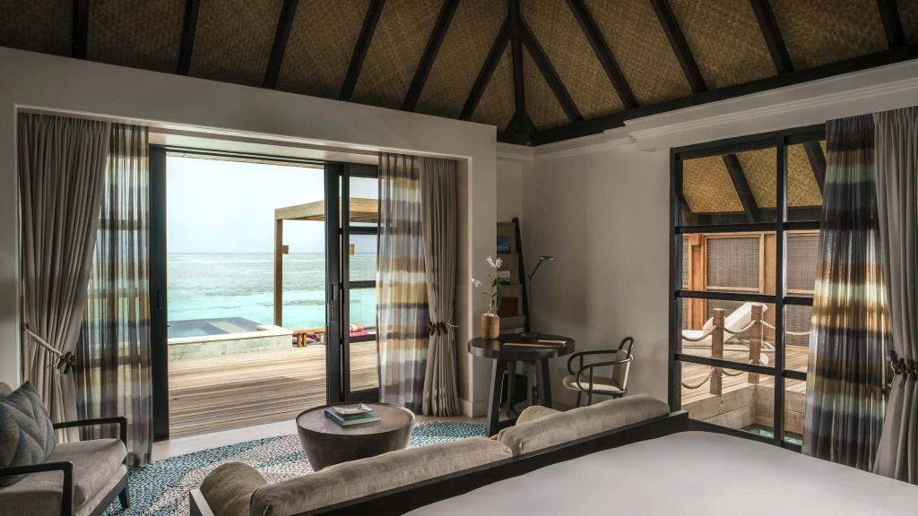 Geräumiges Schlafzimmer mit Schreibtisch und Zugang zur Terrasse am Meer.