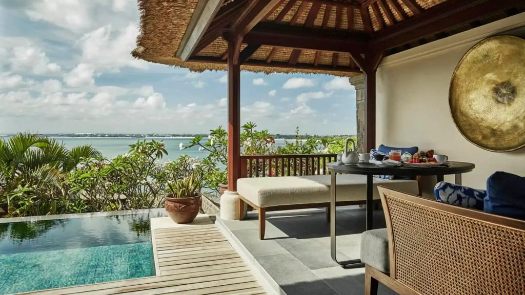Privater Balkon mit Sitzgelegenheit und malerischem Meerblick