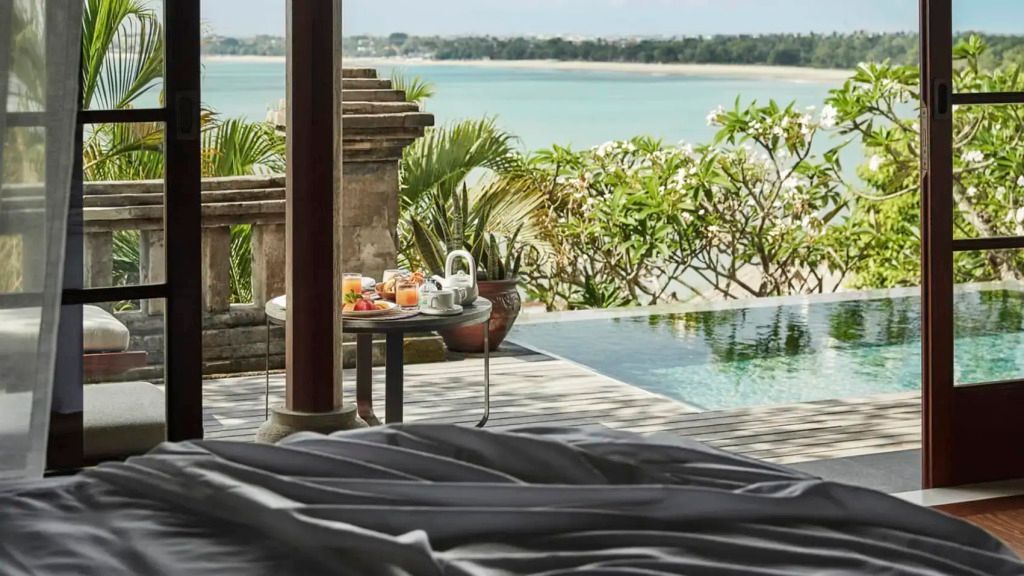 Poolterrasse mit Frühstückstisch und Blick auf das Meer