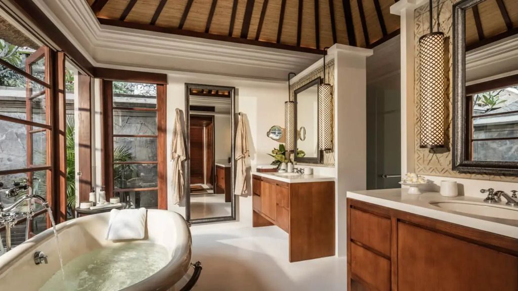 Elegantes Badezimmer mit freistehender Badewanne und rustikalen Holzelementen.