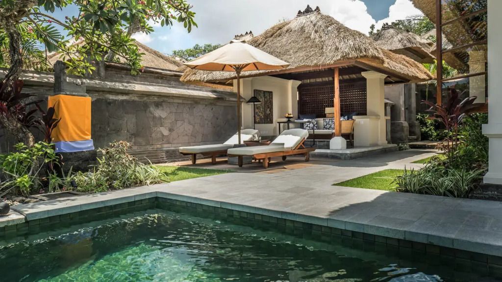 Privater Garten mit Pool und Liegen im Four Seasons Resort Bali