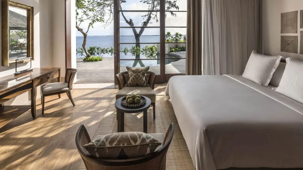 Luxuriöses Schlafzimmer mit Blick auf den Ozean und minimalistischer Einrichtung