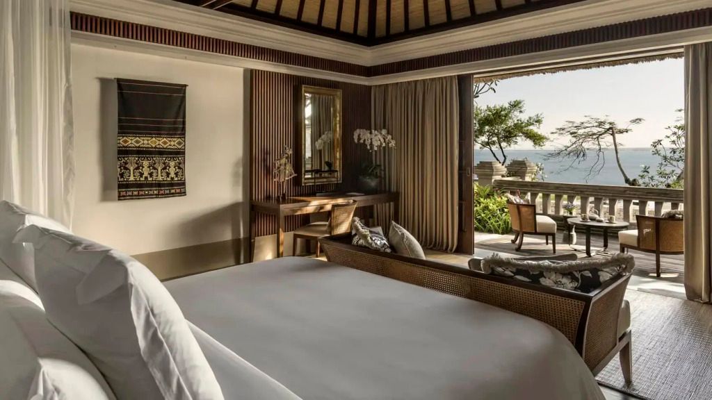 Gemütliches Schlafzimmer mit traditionellem Dekor und Blick auf Garten und Meer