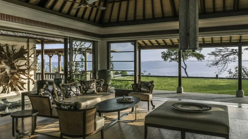 Offener Wohnbereich mit Panoramafenstern und Blick auf das Meer und den Garten