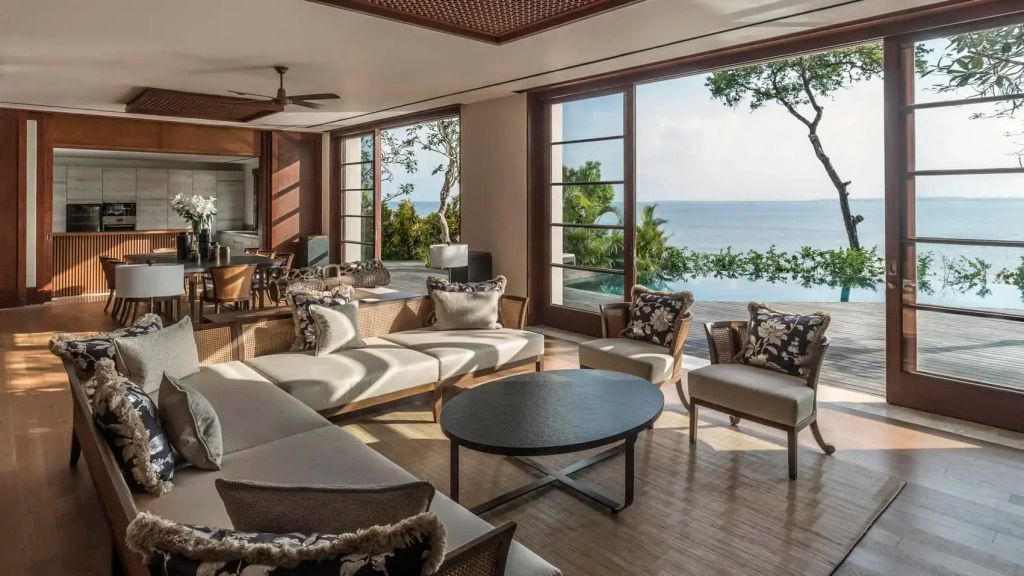 Geräumiges Wohnzimmer mit modernen Möbeln und Blick auf das Meer