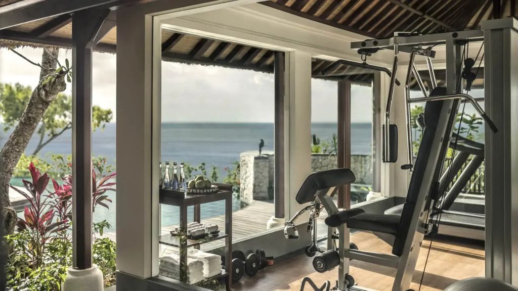 Fitnessraum mit hochmoderner Ausstattung und Blick auf den Ozean
