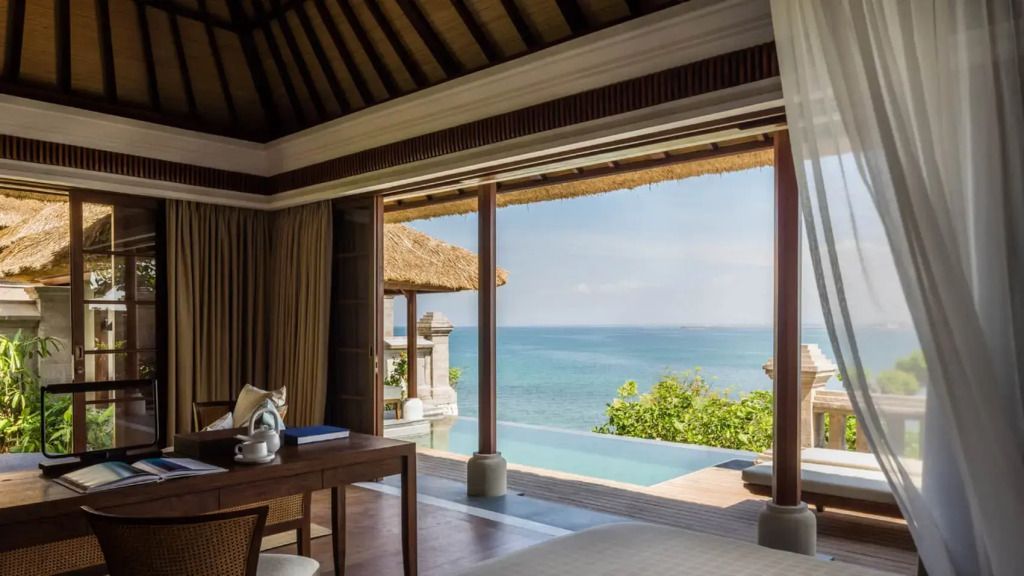 Elegantes Interieur der Villa mit Meerblick und offenen Türen zur Terrasse