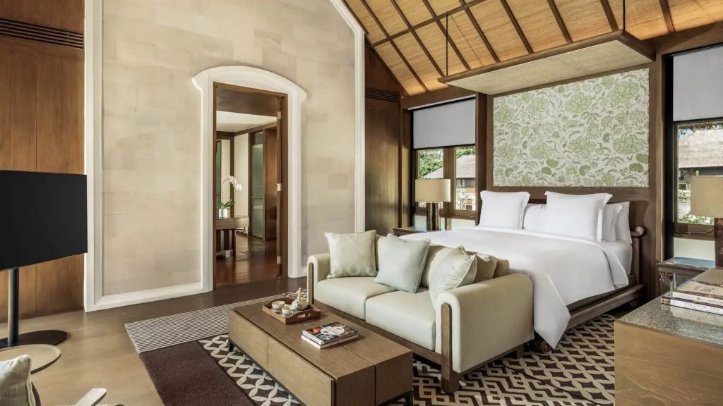 Luxuriöser Wohnbereich mit Sofa und dekorativen Kissen in geräumiger Villa
