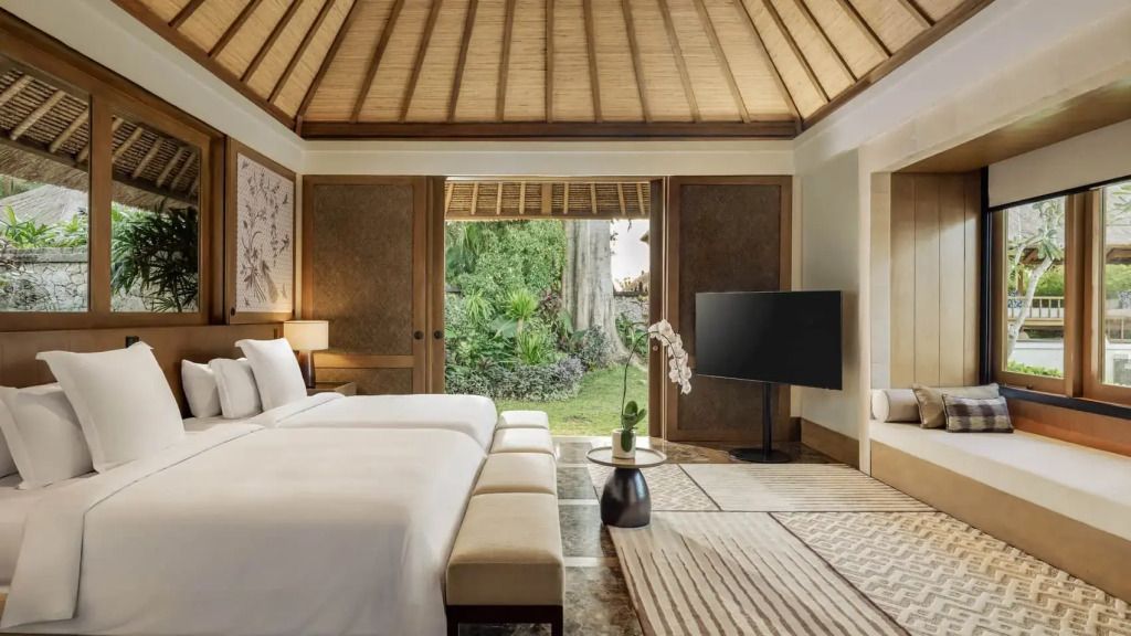 Elegantes Schlafzimmer mit Gartenblick und offener Gestaltung