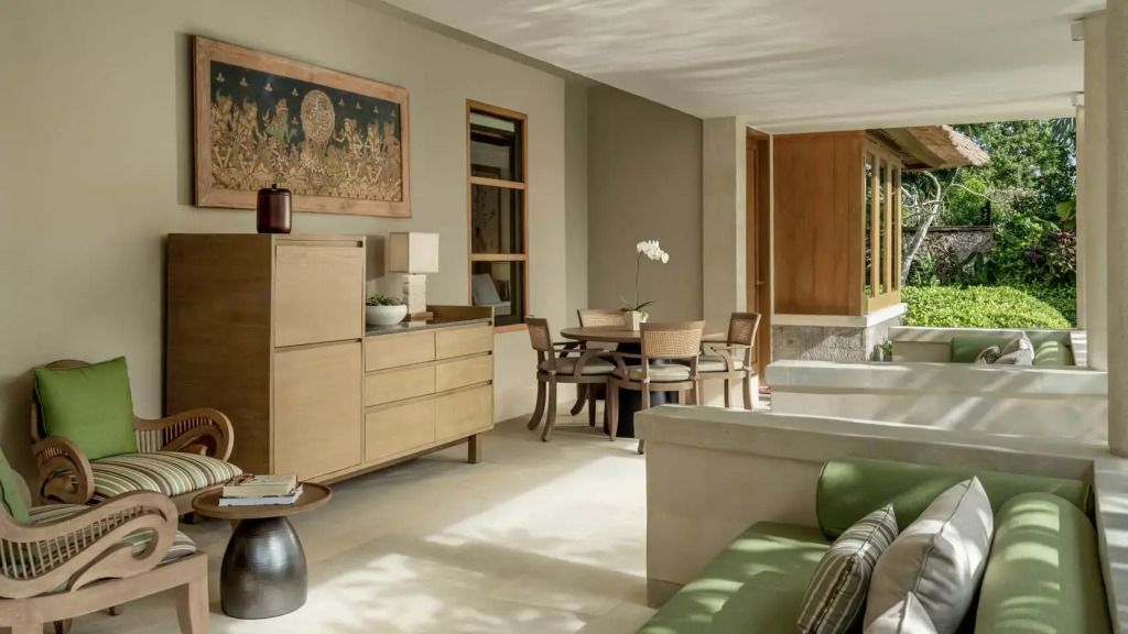 Moderne Wohnküche mit stilvollem Essbereich und hellem Interieur
