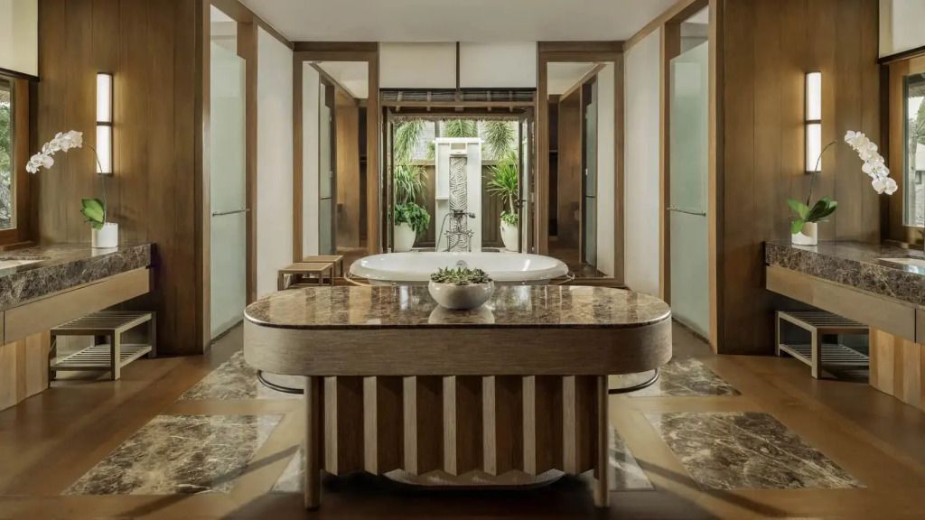 Luxuriöses Badezimmer mit großem Fenster und freistehender Badewanne