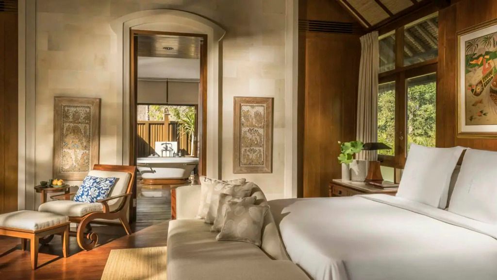 Luxus-Schlafzimmer mit elegantem Design und Blick ins Badezimmer im Four Seasons Bali