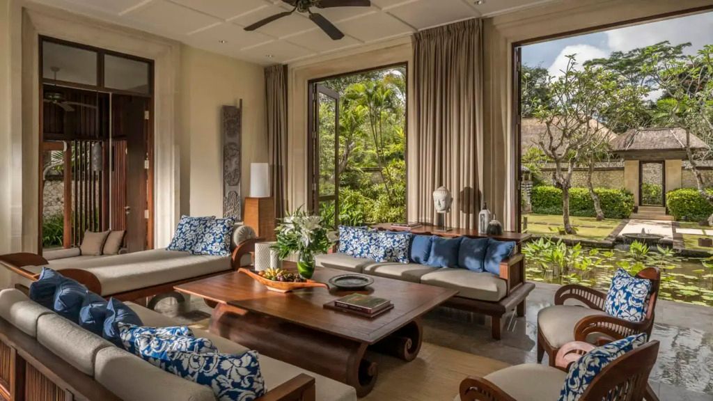 Geräumiges Wohnzimmer mit großen Fenstern und Gartenblick in der Residence Villa