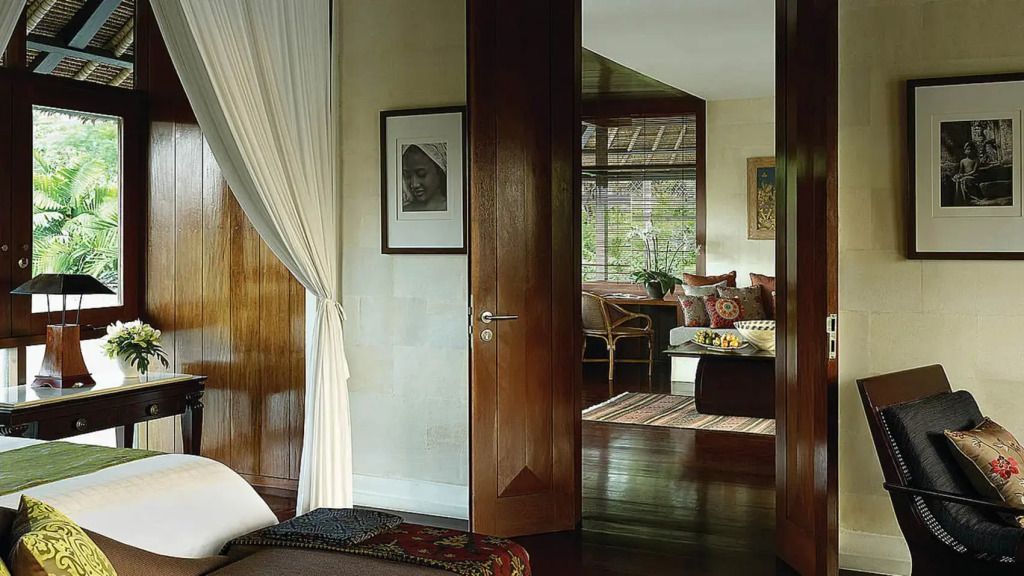 Eleganter Innenbereich mit Holzakzenten und stilvollen Kunstwerken in der Residence Villa