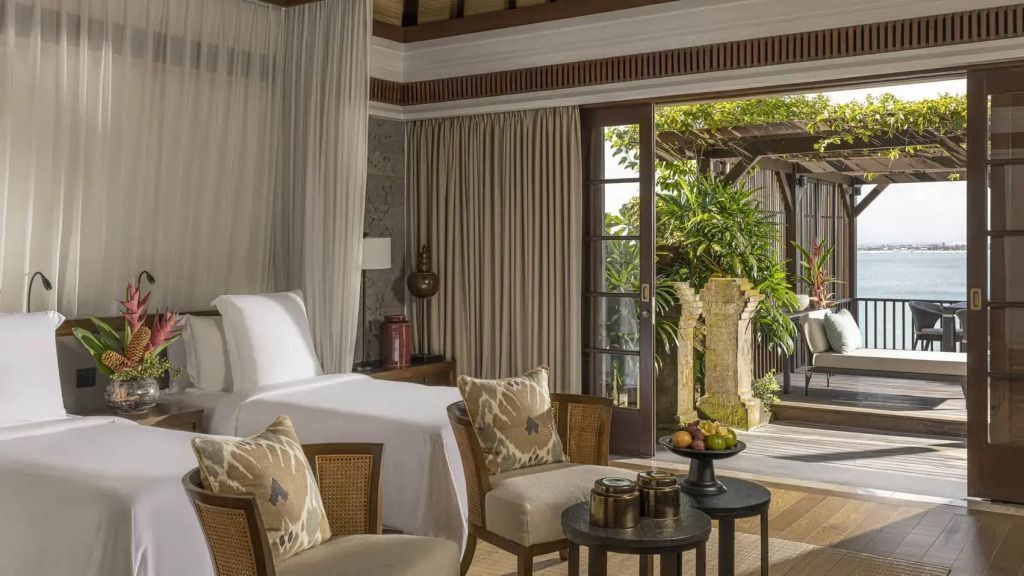 Komfortable Einrichtung im Schlafzimmer der Royal Villa mit Gartenblick
