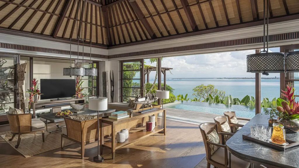 Offener Wohnbereich der Villa mit Blick auf einen privaten Pool und das Meer