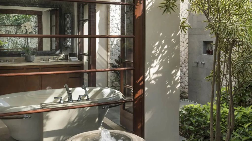 Luxuriöses Badezimmer der Villa mit großem Fenster und natürlichem Licht