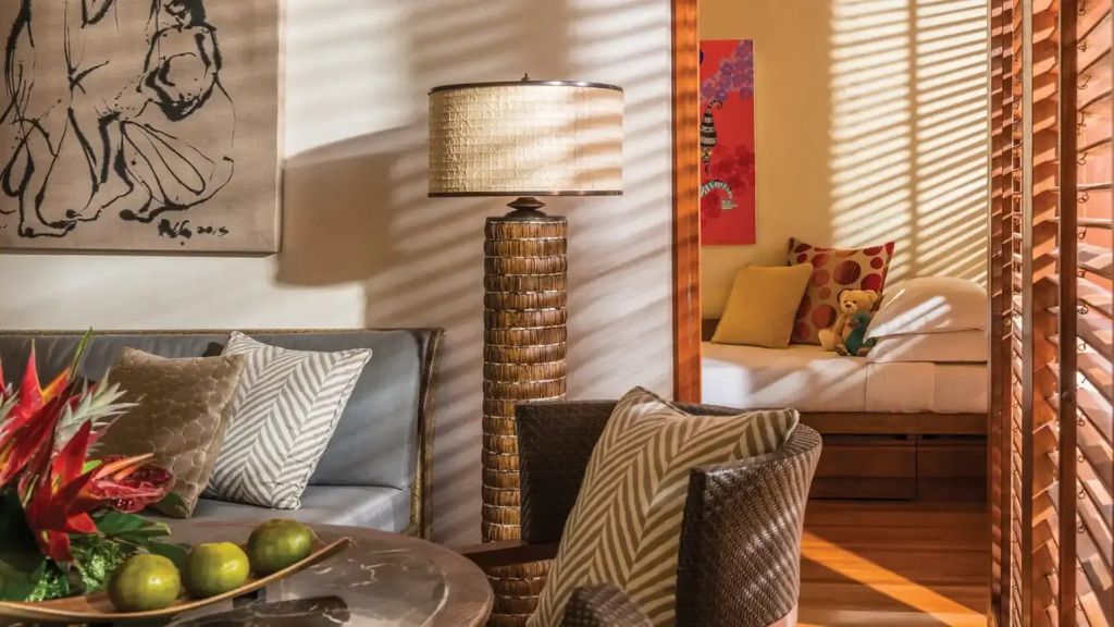 Gemütliche Sitzecke mit Lampe und Kunstwerk im Hintergrund