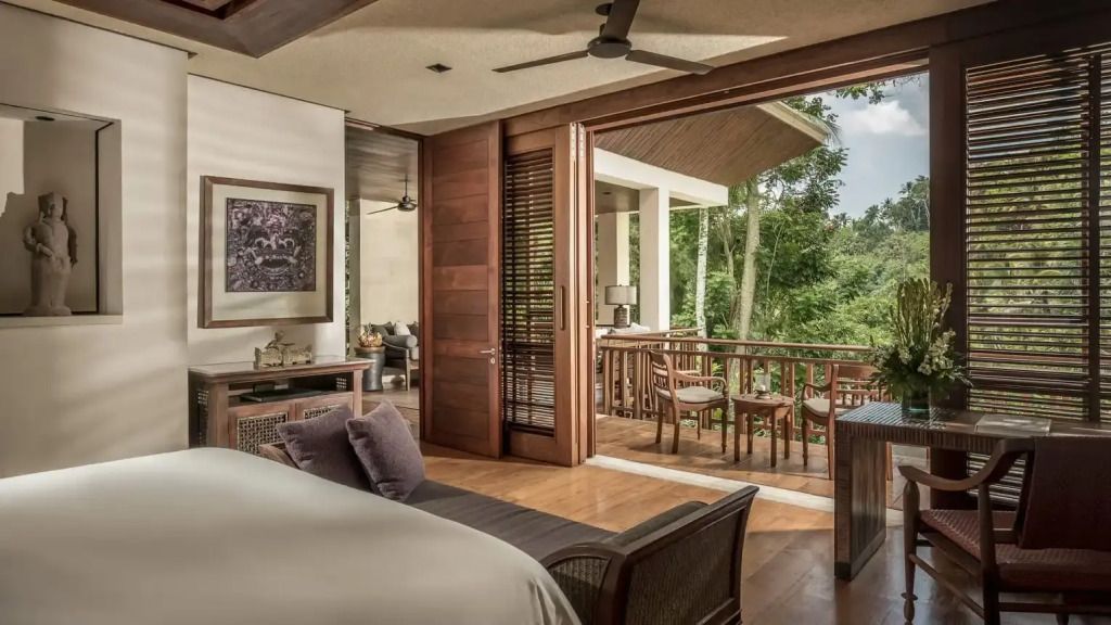 Luxuriöses Schlafzimmer mit offener Veranda und Blick auf den tropischen Wald.
