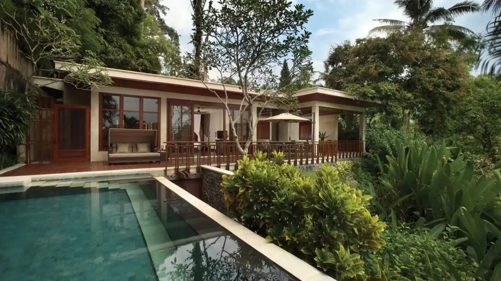 Sayan Villa mit Terrasse und umgeben von üppigem Grün im Four Seasons Resort Bali