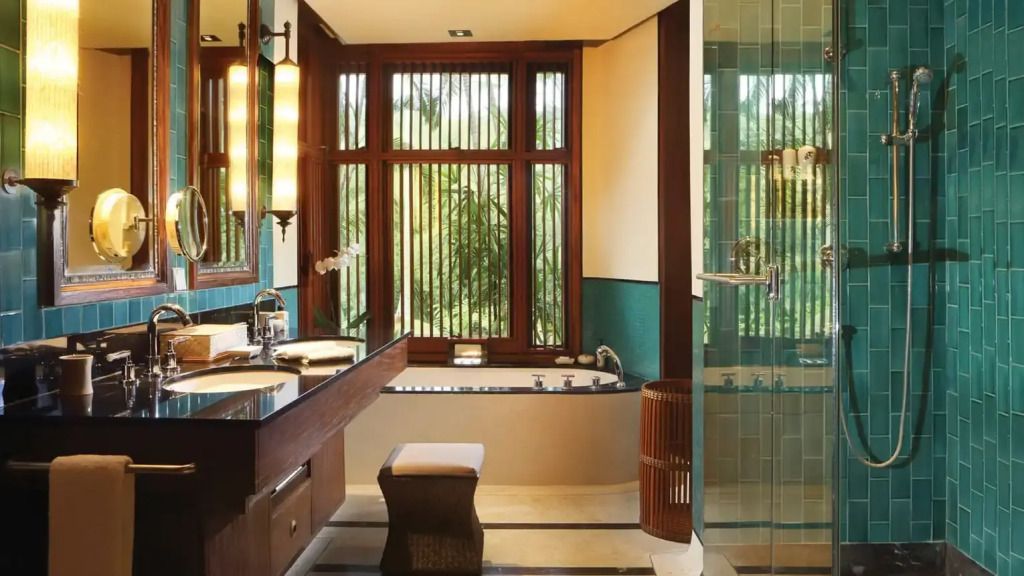 Modernes Badezimmer mit Badewanne und Ausblick auf die Natur