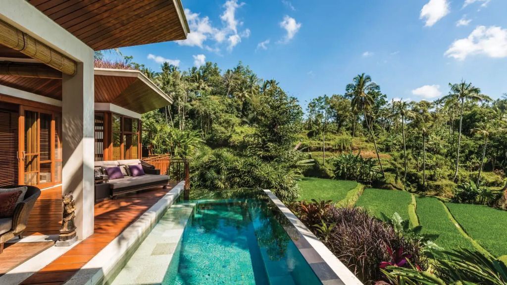 Privater Pool mit Landschafts- und Himmelblick neben der Villa.