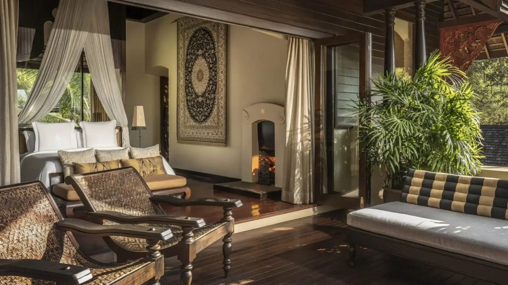Edles Wohnzimmer mit Holzmöbeln, Kamin und Zugang zur Terrasse