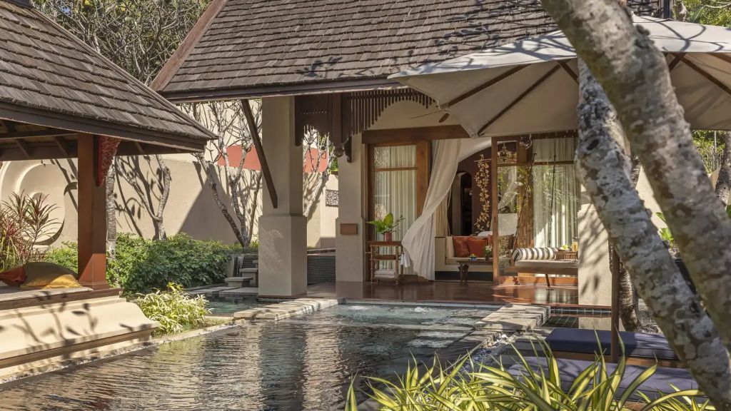 Luxuriöse Pool-Villa mit traditioneller thailändischer Architektur und privatem Pool