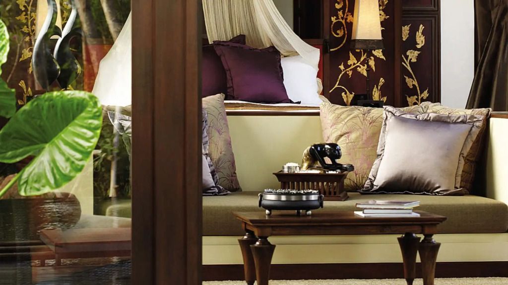Elegante Sitzecke in einer Pool-Villa mit luxuriösen Kissen und dekorativen Elementen