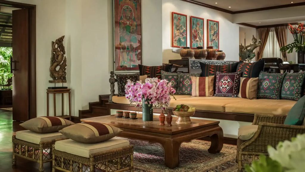 Gemütliche Sitzecke mit traditioneller Dekoration und floralen Akzenten im Four Seasons Resort Chiang Mai.