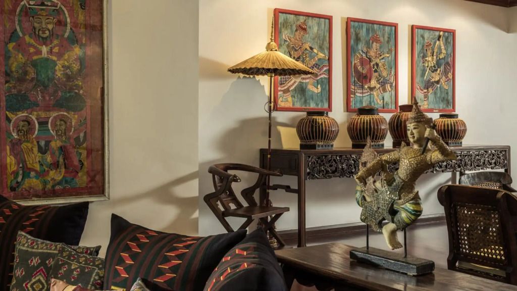 Detailreiche Dekoration mit Kunstwerken und traditionellen Elementen im Four Seasons Resort Chiang Mai.