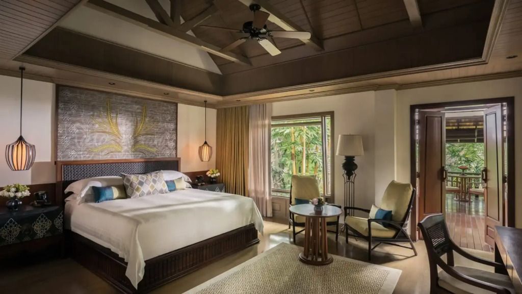 Luxuriöses Schlafzimmer im Rice Terrace Pavilion mit Kingsize-Bett und Blick auf üppiges Grün