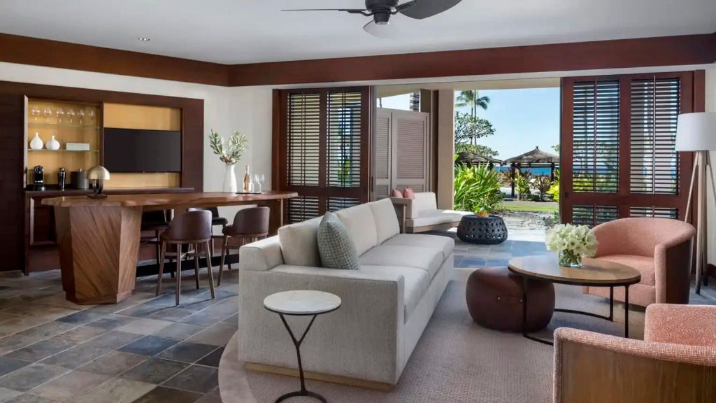 Luxuriöses Wohnzimmer in einer Deluxe Suite mit Meerblick und offener Terrasse