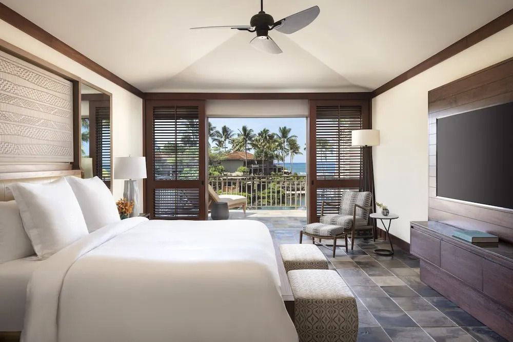 Luxuriöses Zimmer mit Meerblick und modernem Dekor.