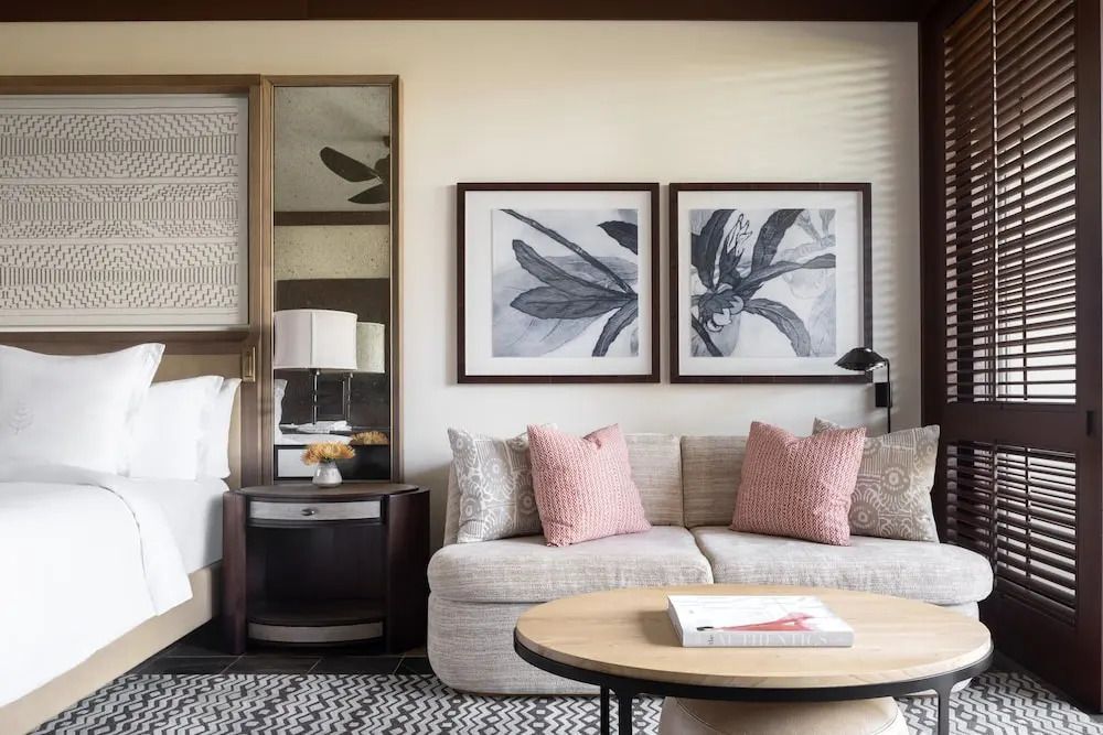 Sitzbereich mit zwei Kunstwerken an der Wand und gemütlichem Sofa.