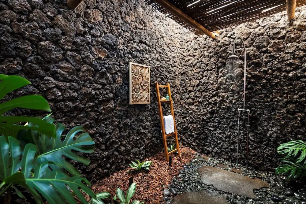 Rustikale Außendusche mit Naturstein und Holzdetails im Hualalai Resort