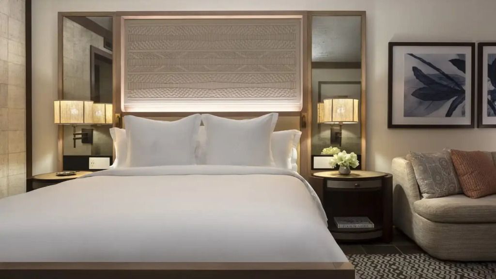 Modern dekoriertes Doppelbett im stilvollen Zimmer