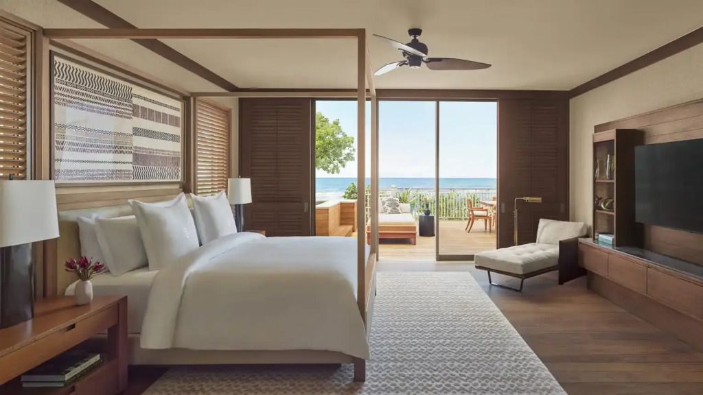 Luxuriöses Schlafzimmer mit Himmelbett und Terrasse mit Meerblick