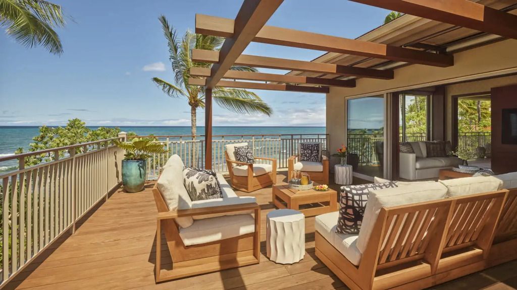 Terrasse mit eleganter Sitzgruppe und Meerblick