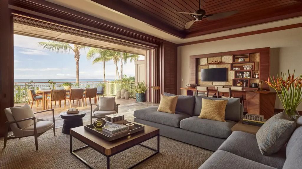 Elegantes Wohnzimmer mit Meerblick und modernen Möbeln