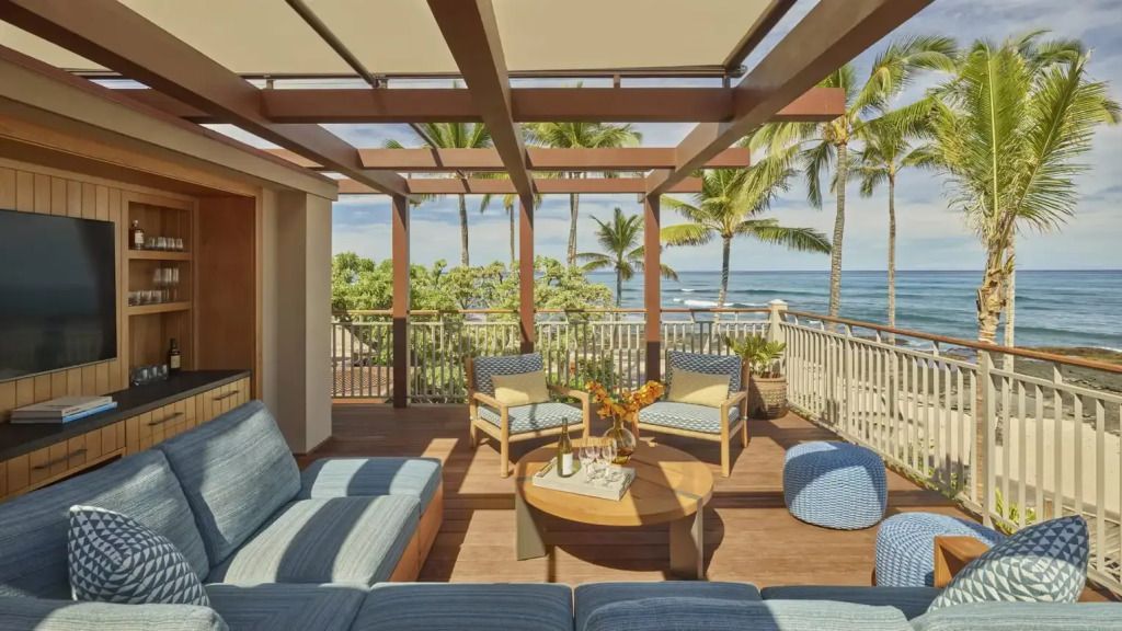 Outdoor-Lounge mit Sofas und Meerblick auf Terrasse