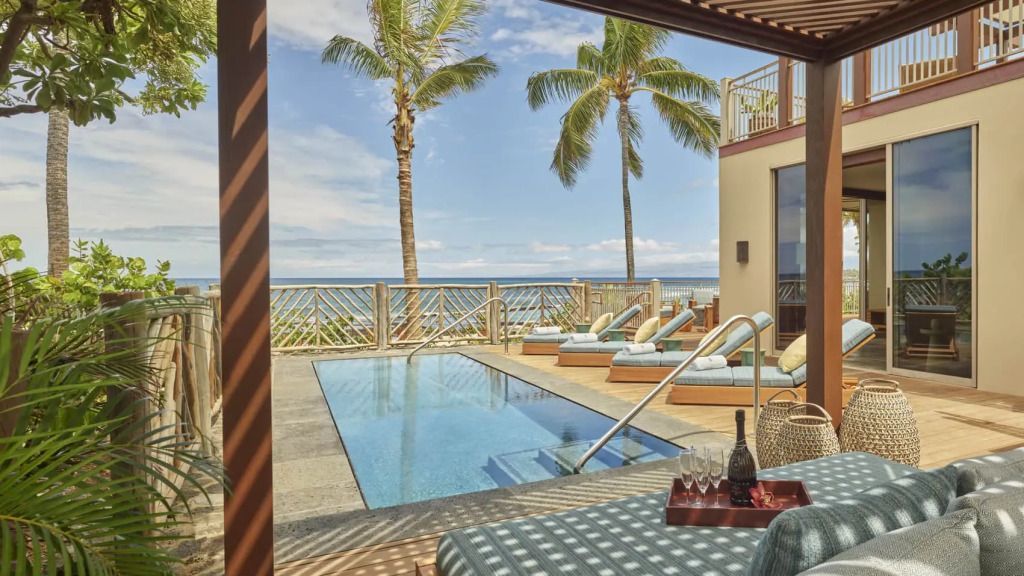 Privater Pool mit Liegen und Blick auf den Ozean