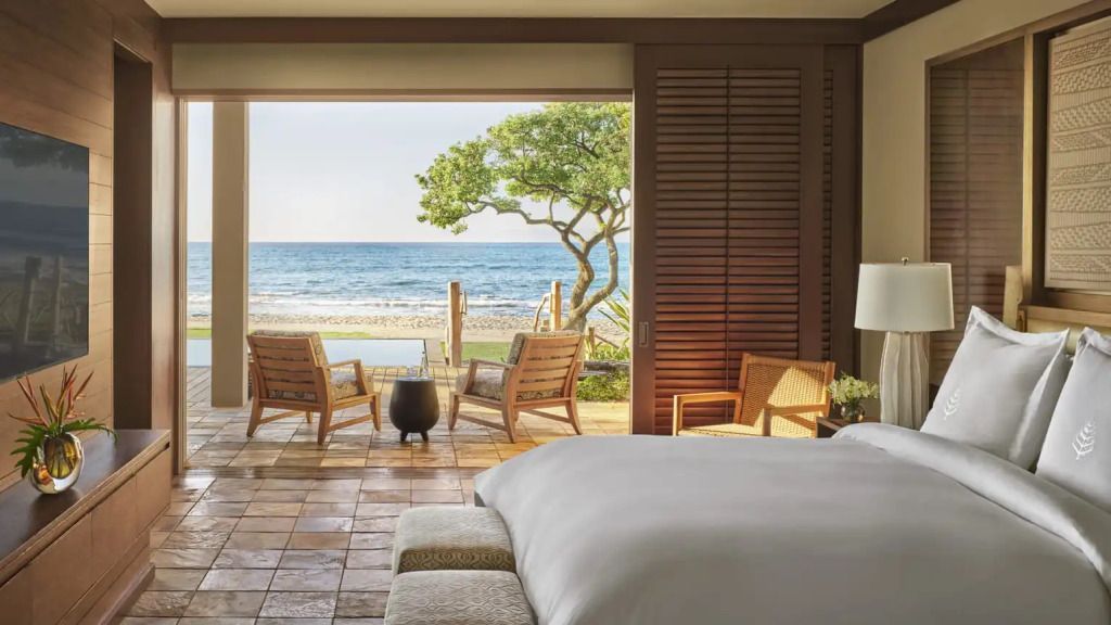 Suite mit offenem Blick aufs Meer und Terrassenmöbeln