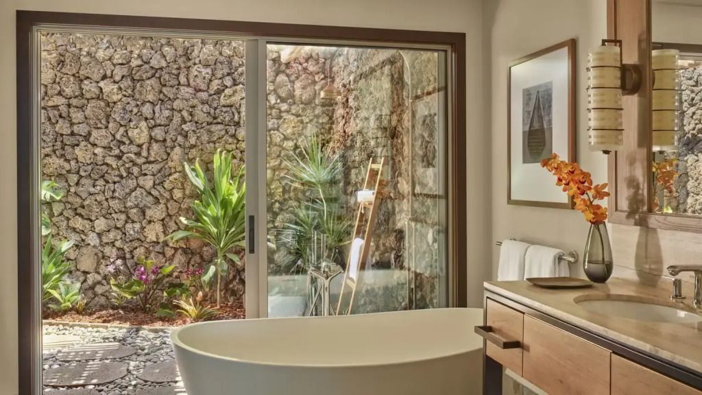 Luxuriöses Badezimmer mit Freiluft-Elementen und Pflanzen