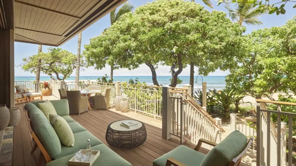 Terrasse mit gemütlichen Sitzgelegenheiten und Blick auf den Ozean