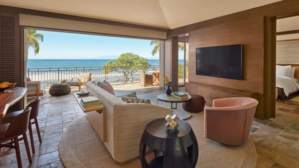 Wohnbereich der Suite mit Meerblick, eleganter Einrichtung und modernen Möbeln