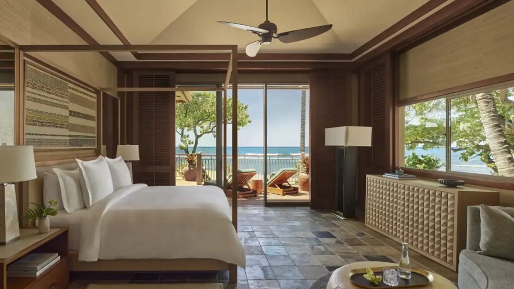 Luxuriöses Schlafzimmer mit Meerblick und Balkon im Four Seasons Resort Hualalai