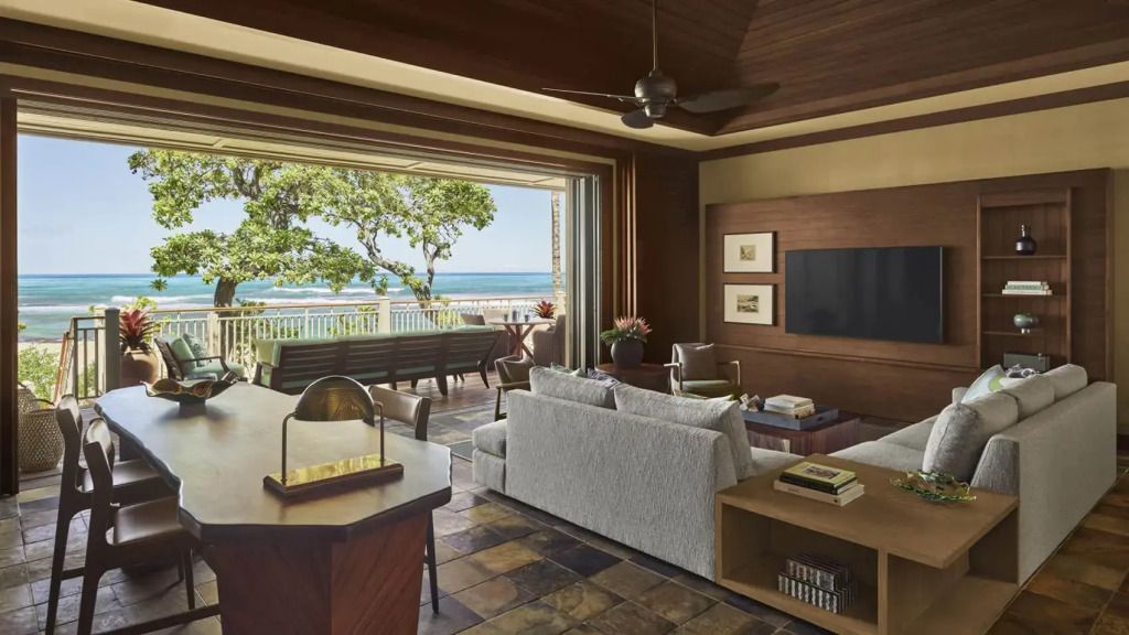 Geräumiges Wohnzimmer mit Terrasse und Meerblick im Four Seasons Resort Hualalai